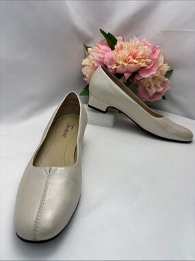 Trotters Doris Women 7.5N White Pearl Low Block Heel Pumps/Loafers #406